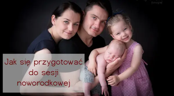 Rodzina z noworodkiem i starszą córką. Uśmiechnięci rodzice trzymają śpiące maleństwo. Idealne na sesje niemowlęce.