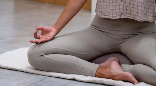 Persona meditando en postura de loto, explorando qué es el tantra yoga.