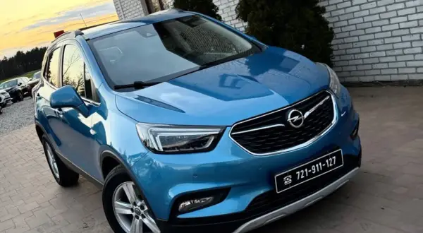 Błękitny Opel Mokka, używane auto w atrakcyjnej cenie. Idealny do miasta i na wycieczki.