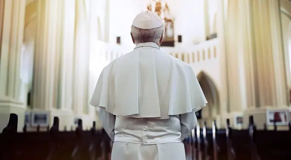 Papież w białej szacie w kościele. Zastanawia się, co to beatyfikacja i jak ważna jest dla wiernych.