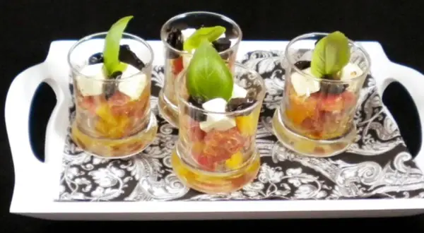 Quatre verrines colorées, parfaites pour 10 recettes de verrines faciles. Tomates, mozzarella, olives et basilic.