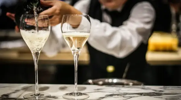 Szukasz czym zastąpić prosecco? Bąbelki w kieliszku, nalewane z butelki, tworzą elegancką atmosferę.