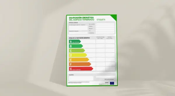 Etiqueta de certificado energético vivienda, mostrando la escala de calificación de A (más eficiente) a G (menos eficiente).