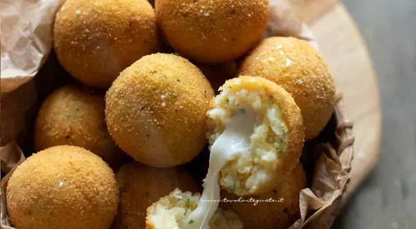 Deliziose polpette di patate dorate e croccanti, con un cuore filante di formaggio.