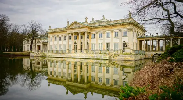 Kto zbudował Łazienki Królewskie? Historia powstania kompleksu