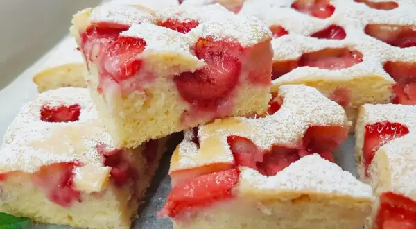 Pyszny przepis na ciasto maślane z owocami, które zaskoczy każdego