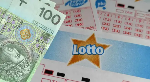 Banknot 100 zł leży obok kuponów Lotto. Czy tym razem będzie to trafiony wybór, czy jednak chybił trafił?