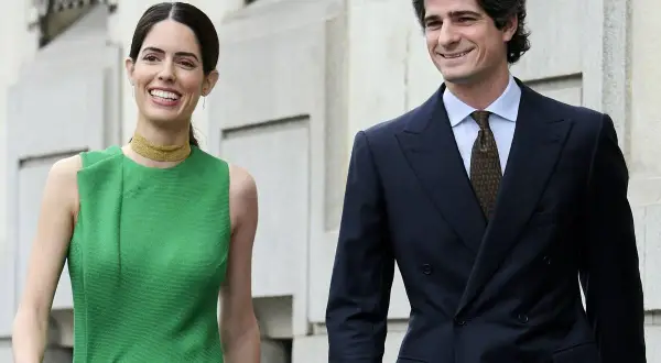 Los duques de Huéscar, Sofía Palazuelo y Fernando Fitz-James Stuart, sonríen mientras pasean.