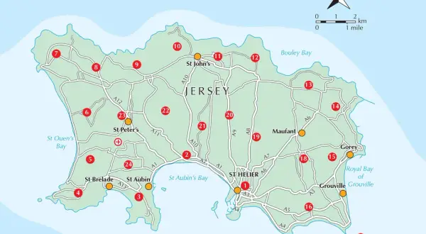 Carte des sentiers de randonnée sur l'île de Jersey, avec des points numérotés indiquant les départs.