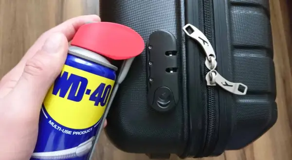 Czym smarować zamek w samochodzie? Ekspert radzi, unikaj WD-40!