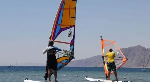 Windsurfing: jaką deskę wybrać? Poradnik dla początkujących i nie tylko