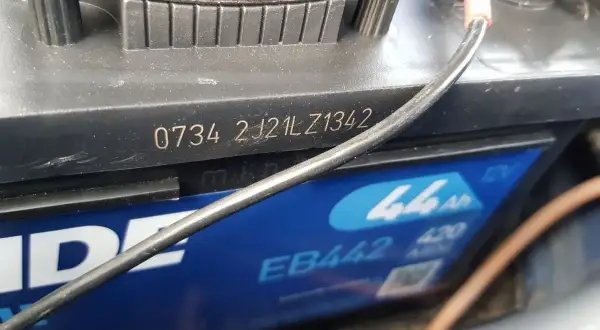 Na akumulatorze widoczny kod 0734 2J21LZ1342, który może oznaczać datę produkcji akumulatora.