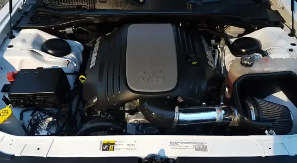 Potężne silniki V8 HEMI w Dodge Challengerze, gotowe do akcji.