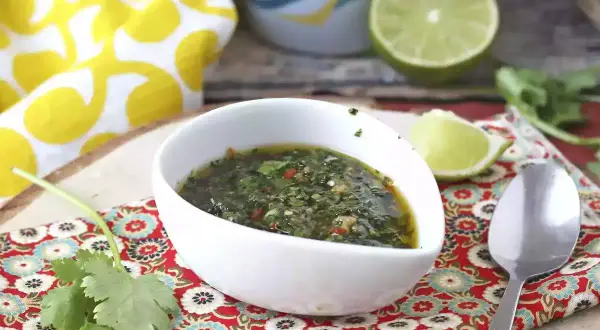 En skål med färsk chimichurri, perfekt för grillat. Här är ett enkelt chimichurri recept!