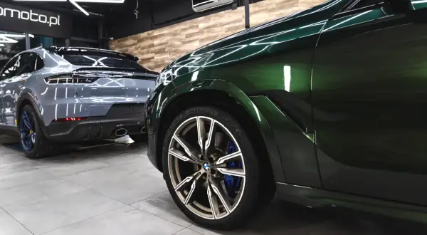 Błyszczące, zielone BMW i szare Porsche w garażu. Detailing co to? To dbałość o każdy szczegół, by auta lśniły jak nowe.