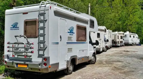 Autocaravanas Weinsberg en fila, ideales para tu próxima aventura. ¡Oportunidad de venta de autocaravanas en Alemania!