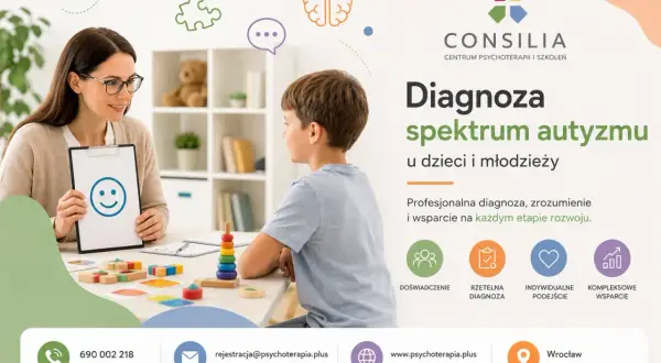 Profesjonalne badanie ados. Psychoterapeutka z uśmiechniętą buźką na tablicy rozmawia z chłopcem. Diagnoza spektrum autyzmu.