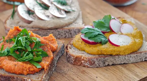 Herzhafte Brotaufstriche selber machen: Rote Linsen-Aufstrich mit Rucola, Pilz-Aufstrich mit Dill und gelber Aufstrich mit Radieschen auf Vollkornbrot.