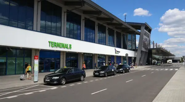 Taksówki czekają przed Terminalem B lotniska Katowice-Balice, gotowe na podróż do Krakowa.