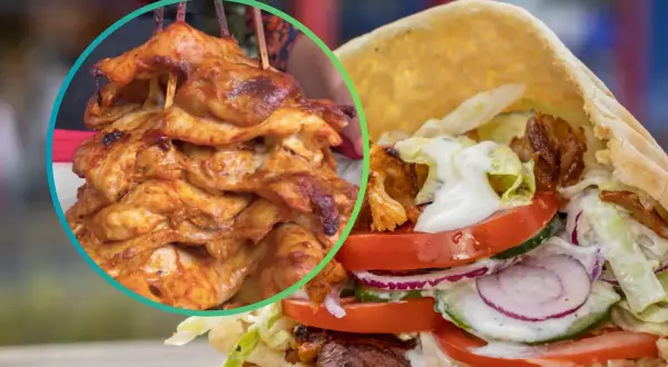 Domowy kebab z soczystym mięsem drobiowym, warzywami i sosem w picie.