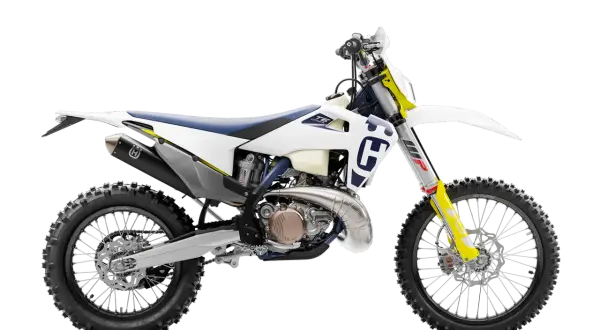 Biały motocykl Husqvarna 250 2t z niebieskim siedzeniem i żółtymi akcentami, gotowy na terenowe wyzwania.