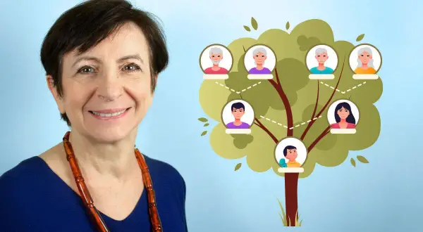 Une femme souriante à côté d'un arbre généalogique illustré.
