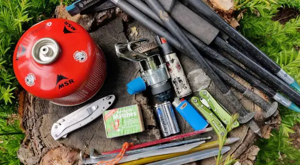 Kijki trekkingowe w bagażu podręcznym: kuchenka gazowa, zapałki, nóż, baterie i śledzie.
