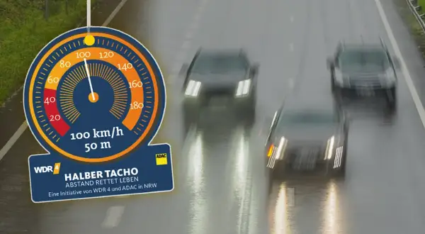 Tacho-Anzeige zeigt 100 km/h bei 50 m Abstand. Kampagne "Halber Tacho" mahnt zu mehr Sicherheitsabstand auf nasser Fahrbahn.