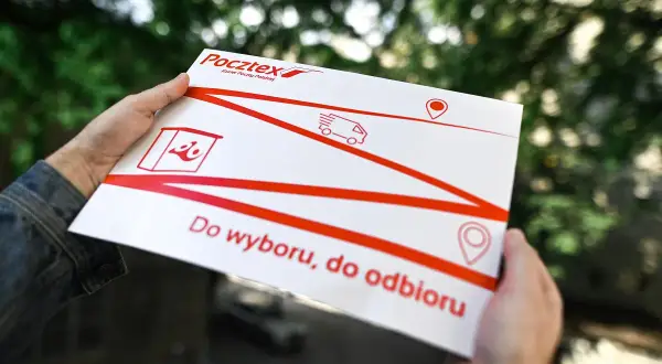 Ręce trzymają białą kopertę Pocztex z czerwonymi liniami i ikonami. Napis "Do wyboru, do odbioru" sugeruje opcje dostawy.