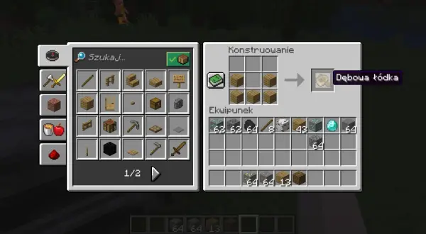Gracz tworzy dębową łódkę w Minecrafcie, używając desek.