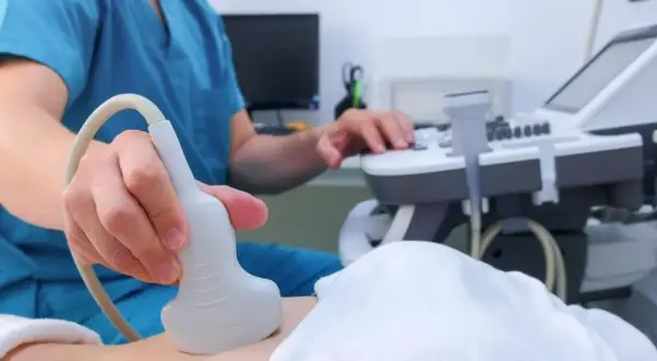 Lekarz wykonuje USG jamy brzusznej, badanie kluczowe dla diagnostyki trzustki.