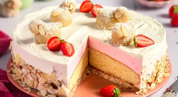 Leckere Ostertorte mit Marzipanschäfchen, Erdbeeren und Mandelsplittern. Ein tolles Ostertorte Rezept für das Fest.