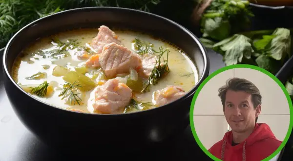 Zupa rybna z łososiem i warzywami, inspirowana przepisem Okrasy. Aromatyczna, kremowa, z dodatkiem świeżego koperku.