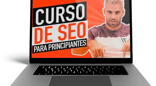 Un hombre rubio explica un curso SEO para principiantes en una laptop. ¡Aprende SEO gratis con Google!