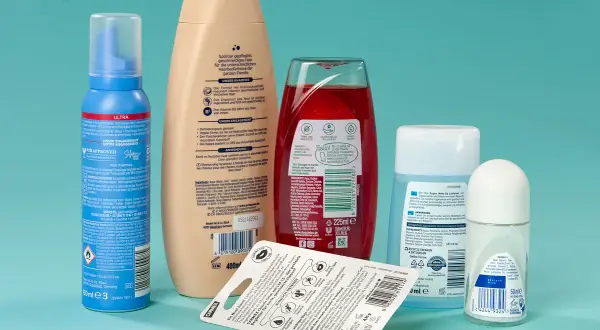 Kosmetikprodukte: Schaumfestiger, Shampoo, Duschgel, Deodorant-Roller und Lippenbalsam. Inhaltsstoffe wie Hexyl Benzoate sind oft enthalten.