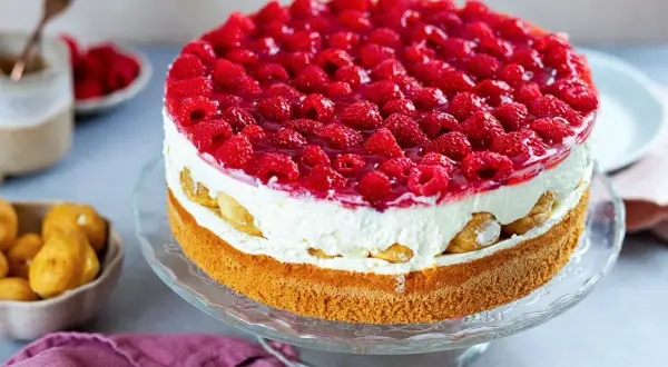 Himmlische Windbeuteltorte mit frischen Himbeeren und Sahne. Ein Traum für jeden Kaffeetisch, das Windbeuteltorte Rezept ist einfach!