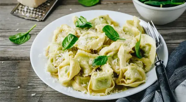 Jaki sos do tortellini ze szpinakiem i ricottą, który zaskoczy smakiem?