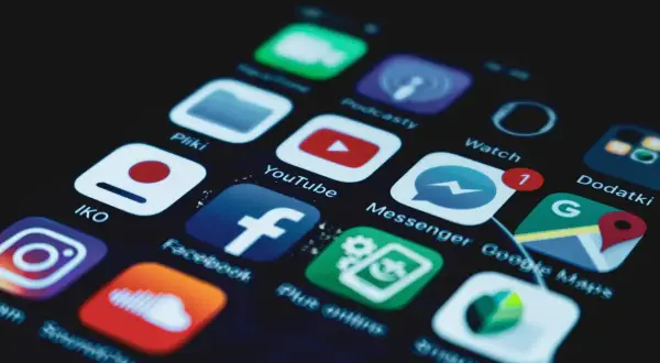 Ikony aplikacji na ekranie smartfona: YouTube, Facebook, Messenger, Google Maps. Dowiedz się, jak dodać aplikacje na pulpit.