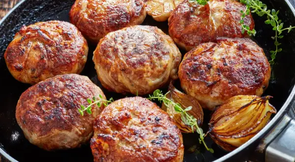 Soczyste burgery wołowe w piekarniku? Poznaj sekret idealnych!