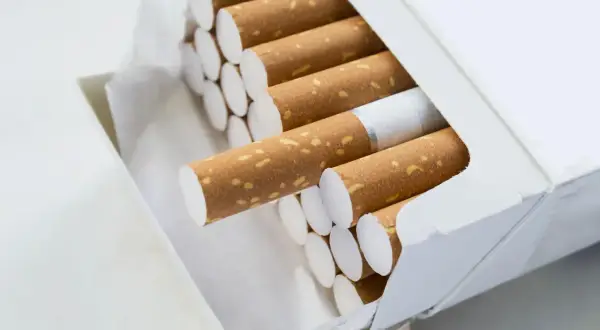 Otwarta paczka papierosów, idealna na podróż. Zastanawiasz się, ile papierosów można przywieźć z Turcji?