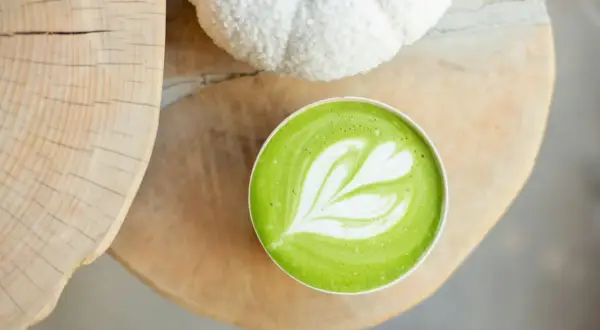 Un café matcha avec une jolie mousse, parfait pour une recette gourmande.