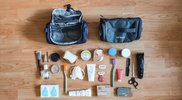 Reise-Kulturbeutel und Pflegeartikel für die perfekte backpacking packliste: Zahnbürste, Rasierer, Kamm, Schere, Cremes und mehr.