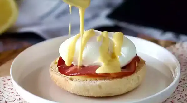 En perfekt ägg Benedict med krämig hollandaisesås. Ett enkelt hollandaisesås recept för en lyxig frukost.