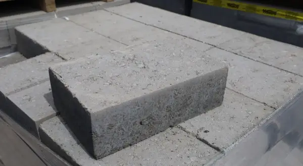 Szare bloczki betonowe, idealne na fundamenty. Wytrzymałe i praktyczne, gotowe do budowy.