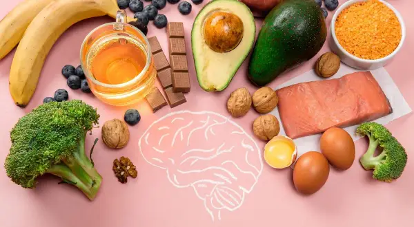 Bananes, myrtilles, chocolat, avocat, noix, saumon, œufs, brocolis, lentilles et pomme : 10 aliments bon pour le cerveau.