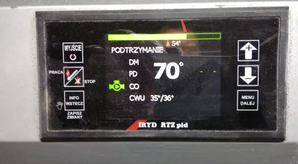 Wyświetlacz sterownika kotła Iryd RTZ PID z temperaturą 70°C i wskaźnikami pracy.