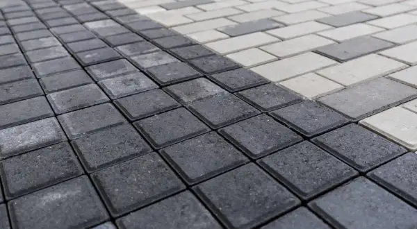 Ile kosztuje paleta kostki brukowej szarej? Sprawdź ceny i oferty