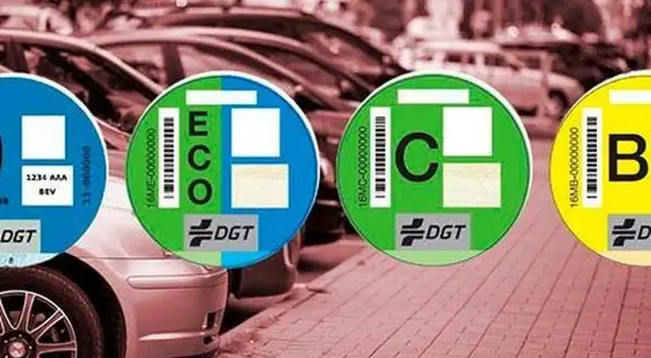 Pegatinas DGT ECO, C y B en coches aparcados en Bilbao.