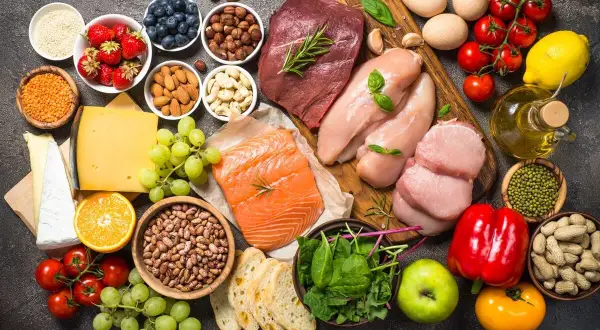 Różnorodne źródła białka: mięso, ryby, jaja, nabiał, orzechy, nasiona, fasola. Zbilansowana dieta wspiera zdrowie, w tym białko a nerki.