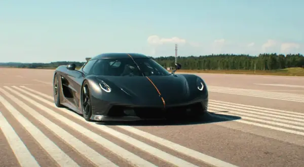 Mörkgrå Koenigsegg Jesko Absolut på en landningsbana, redo för en 0-100 km/h acceleration.